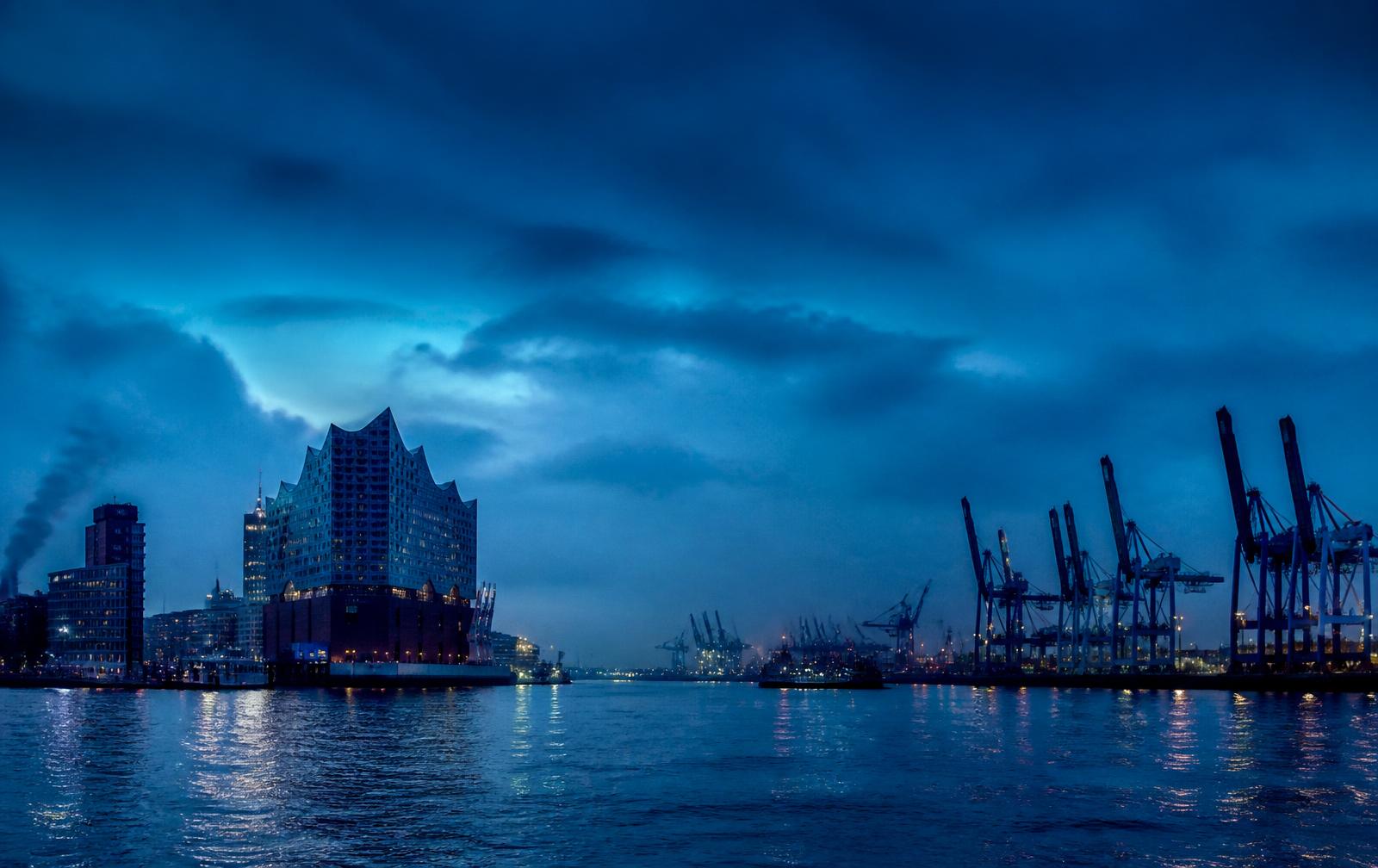 Hamburger Hafen zur blauen Stunde mit Skyline und Kränen